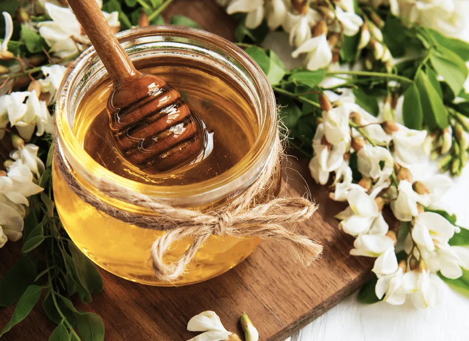 Honey jar photograph the KlaroNail sales page uses for its manuka ingredient, although the printed bottle names manuka oil